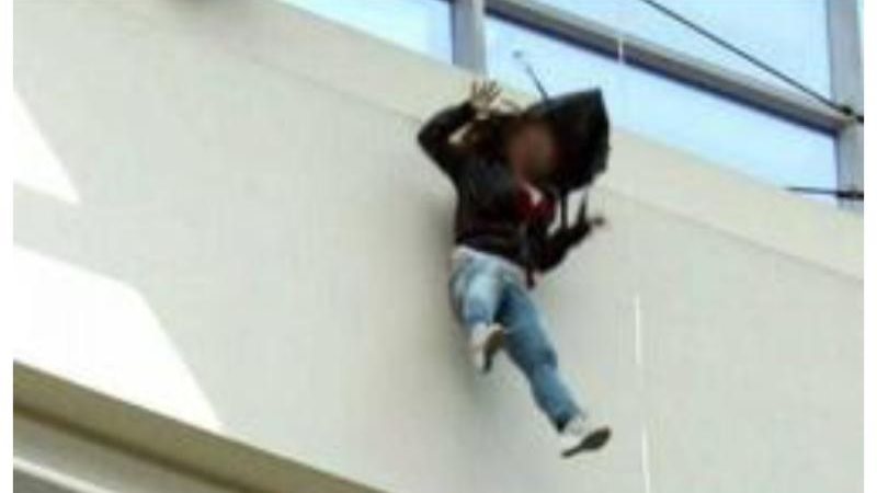 مصرع طفل على يد والدتة