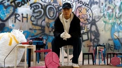 طالب جامعي يصنع كراسي من الكمامات الملقاة في ”الزبالة”