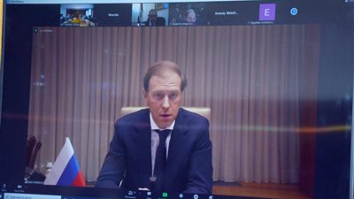 «وزير الصناعة الروسي» يعرض التعاون لاستخدام لقاح «سبوتنيك»