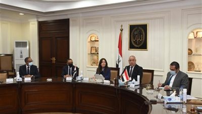 وزير الإسكان يلتقي نظيرته العراقية لعرض التجربة المصرية في إنشاء المدن الجديدة