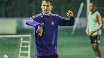 منتخب الأمارات يهدد استمرار مدرب بيراميدز الجديد مع الفريق