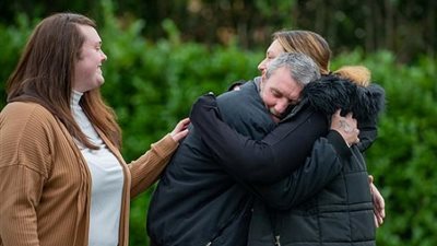 بعد 24 عاماً من الفراق.. صورة قديمة علي فيس بوك تساعد أختين في العثور علي أبيهما