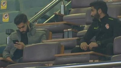 رغم استبعاده بسبب كورونا.. صالح جمعة يتابع مباراة سيراميكا ضد الإنتاج من المدرجات بدون كمامة