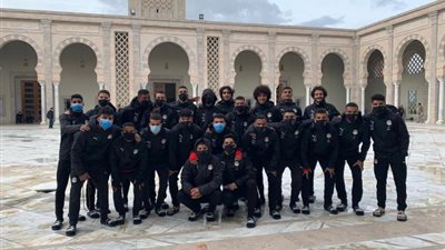 منتخب الشباب يؤدى صلاة الجمعة بمسجد مالك بن أنس بقرطاج (صور)