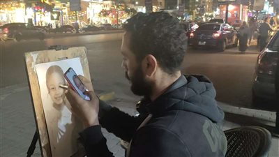 رسام عباس العقاد: بشتغل أكثر من 15 ساعة عشان بيتي وأولادي