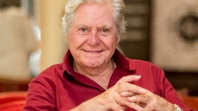 تحرشن به في الأسانسير.. واحدة اختبأت له تحت السرير.. وهذه الفنانة يعشقها.. حكايات  حسين فهمي مع الحريم