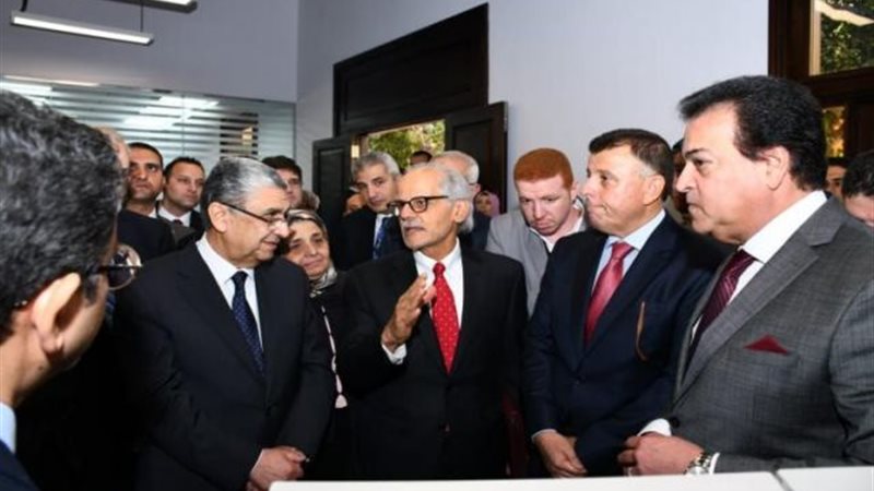 وزير الكهرباء يشارك