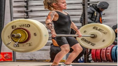 عمرها لا يتعدى الـ 7 سنوات وتحمل 80 كيلو في رفع الأثقال.. تعرف على أقوى طفلة في العالم