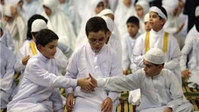 3 أمور تثير الجدل حول حكم المصافحة عقب الصلاة.. تعرف عليها