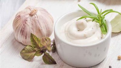 «زي المطاعم».. كيفية إعداد التومية بأسهل الوصفات