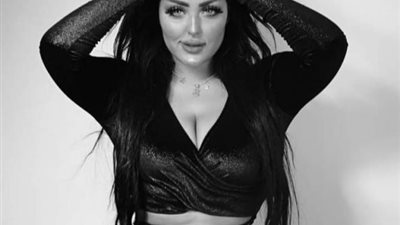 شاهد بالصور.. ”فتاة سقارة” في جلسة تصوير فاضحة: كن فخوراً بصناعة بلدك