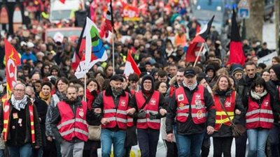 باريس على صفيح ساخن.. أعمال شغب عنيفة واشتباكات بين المتظاهرين والشرطة