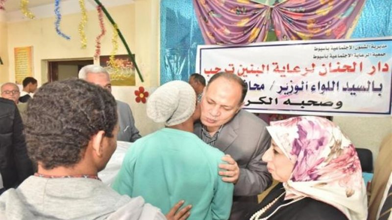 محافظ أسيوط يزور