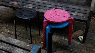 آخر تقاليع كورونا.. ابتكار كرسي مصنوع من الكمامات