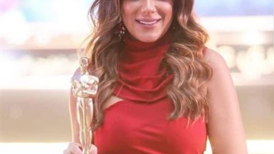 بفستان أحمر.. إنجي المقدم تحتفل بجائزة أفضل ممثلة دور ثاني عن مسلسل ”لعبة النسيان”