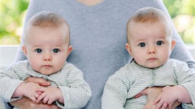 أم ترسم تاتو علي وجه أحد أطفالها التوأم لتستطيع تمييزه عن شقيقه