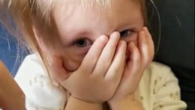 إلغاء رحلة جوية لوالدين بسبب رفض طفلتهم ارتداء الكمامة في الطائرة