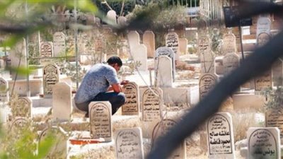 «الإفتاء» توضح حكم زيارة القبور في العيد