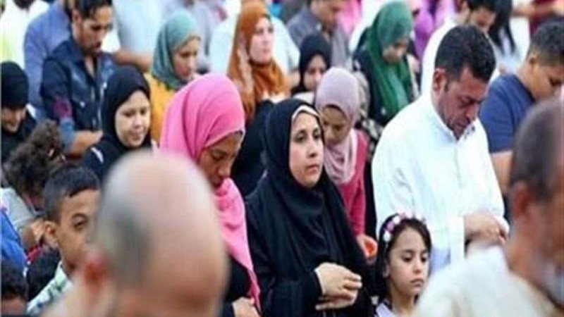 صلاة الرجال إلى جوار