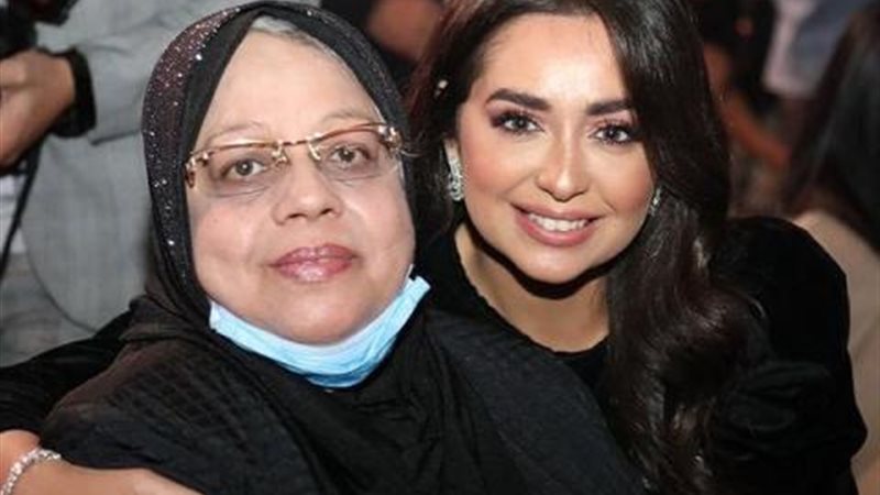 هبة مجدي بصحبة والدتها