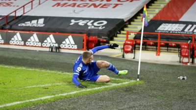 ليستر سيتي يطارد توتنهام وليفربول بثلاثية أمام بيرنلي