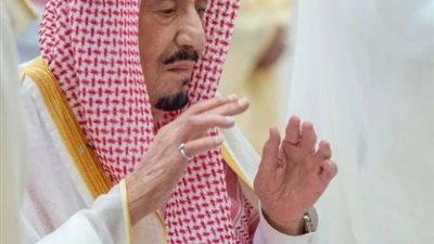 بالصور.. ملك السعودية يؤدي صلاة عيد الفطر بقصر السلام