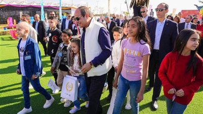 مشاهد مؤثرة وتكريم.. كيف احتفل الرئيس السيسي بعيد الفطر مع أسر الشهداء؟