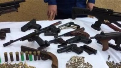 حبس 3 متهمين على ذمة التحقيقات بتهمة الإتجار في الأسلحة بالمرج