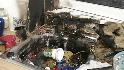 نجاة أم وابنتها بإعجوبة من الموت بعد انفجار قنبلة في المطبخ