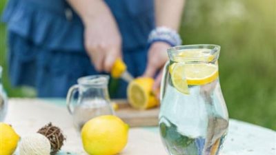 ماذا يحدث للجسم عند تناول الماء بالليمون يوميًا؟.. إليك الإجابة