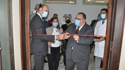 بالصور .. رئيس جامعة حلوان يفتتح عددا من المعامل والمراكز البحثية