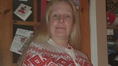 ”معلمة ابتدائي” تفاجأ ببلوفر كانت سترتديه في المدرسة عليه رسومات ”قليلة الأدب”