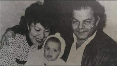 شاهد.. ناهد السباعي في صورة نادرة من طفولتها برفقة والديها