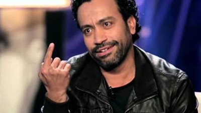 عمل نقاشا قبل الشهرة .. بدأ حياته كومبارس.. أهل زوجته  رفضوه في البداية   بسبب شخصية رمزي.. حكايات سامح حسين