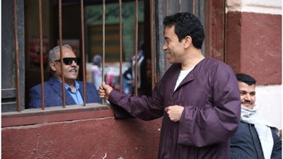 فريق عمل فيلم أتنين في واحد لـ سامح حسين  يواصل التصوير في حارة بولاق