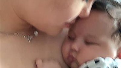 لحظة مرعبة.. أم  تحمل ابنتها ”المقتولة” إلى الفندق وتطلب المساعدة بعد أن ضربها والدها الطيار حتى الموت”