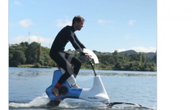 تتنقل على سطح المياه بسرعة البرق.. كل ما تريد معرفته عن أسرع دراجة هوائية في العالم