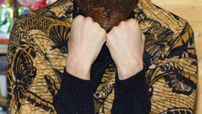 أميرة موناكو تتخلي عن أناقتها وتظهر لأول مرة بتسريحة شعر جريئة جداً لتوزيع هدايا علي الأطفال