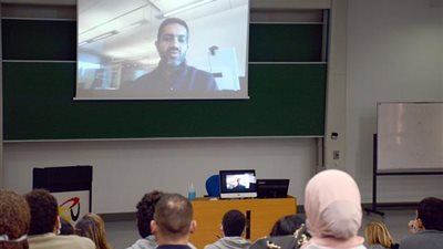 بالصور .. رئيس إدارة الأعمال الاستهلاكية الأمريكية ببنك جولدمان ساكس يلقى محاضرة بالجامعة الألمانية بالقاهرة