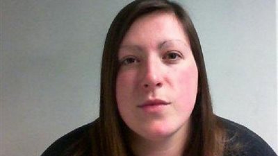 رجل يخدر زوجته مع عشيقته ويفتش هاتفها ليتأكد أنها لا تخونه مع رجل آخر