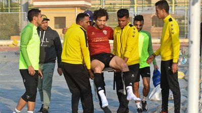 صور.. كدمة في الظهر لمحمود صقر لاعب سيراميكا كليوباترا في ودية وادي دجلة