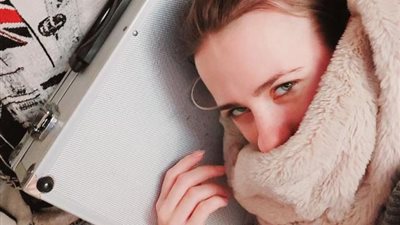 آخر تقاليع كورونا.. حكاية الفتاة التى تزوجت من حقيبتها