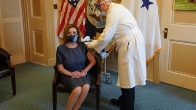 بالصور.. رئيسة النواب الأمريكي تتلقى لقاح كورونا