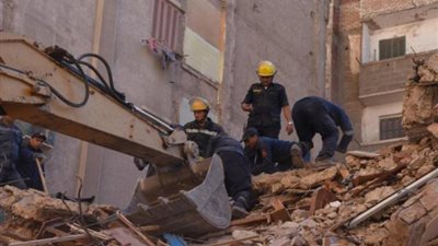 الحماية المدنية تستخرج جثة من تحت أنقاض عقار الجمرك المنهار بالإسكندرية