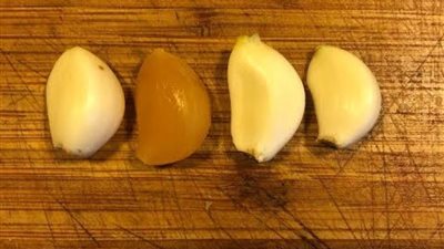 منها الرطوبة الزائدة.. 4 أسباب تؤدي إلى تغير لون الثوم بعد التخزين