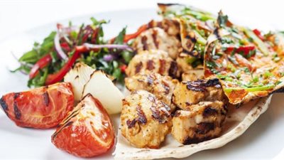 أسهل طريقة لعمل صينية شيش طاووق بالخضار في الفرن