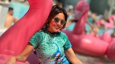 مي كساب تثير الجدل داخل عوامة وهي ترتدي ”المايوه”