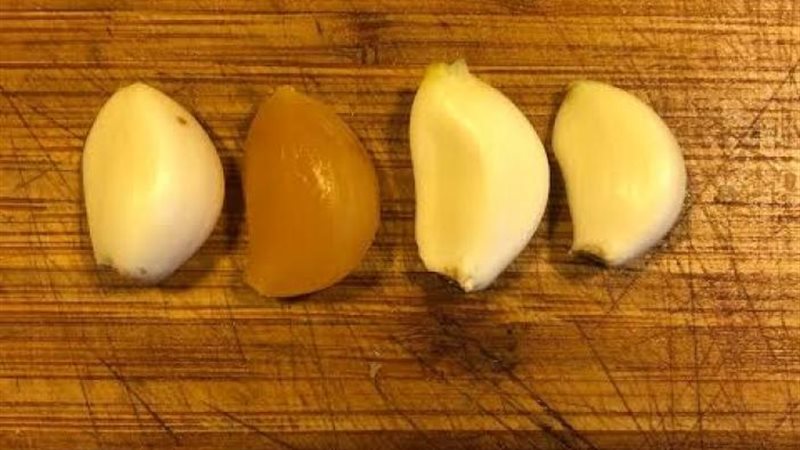 أسباب تغير لون الثوم