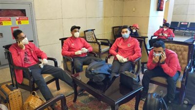 لاعبو الأهلي يتوافدون على مطار القاهرة