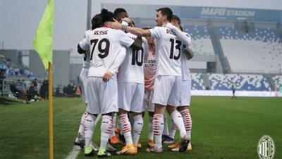 ميلان يحافظ على صدارة الدوري الإيطالي بفوز على ساسولو بهدفين